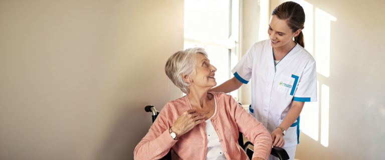 freepik de vrouw rechts op de achtergrond draagt de che 38109